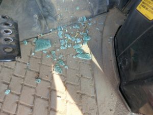 トラクター運転席のリアガラスの破片