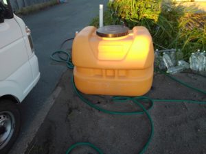 新玉ねぎの台風対策、水をためたタンク