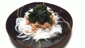 新玉スライスとツナとわかめ
