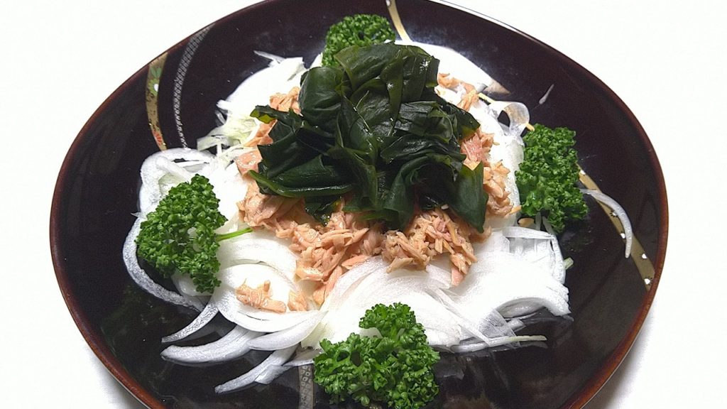 新玉スライスとツナとわかめとパセリ