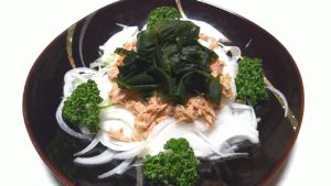 新玉スライスとツナとわかめとパセリ