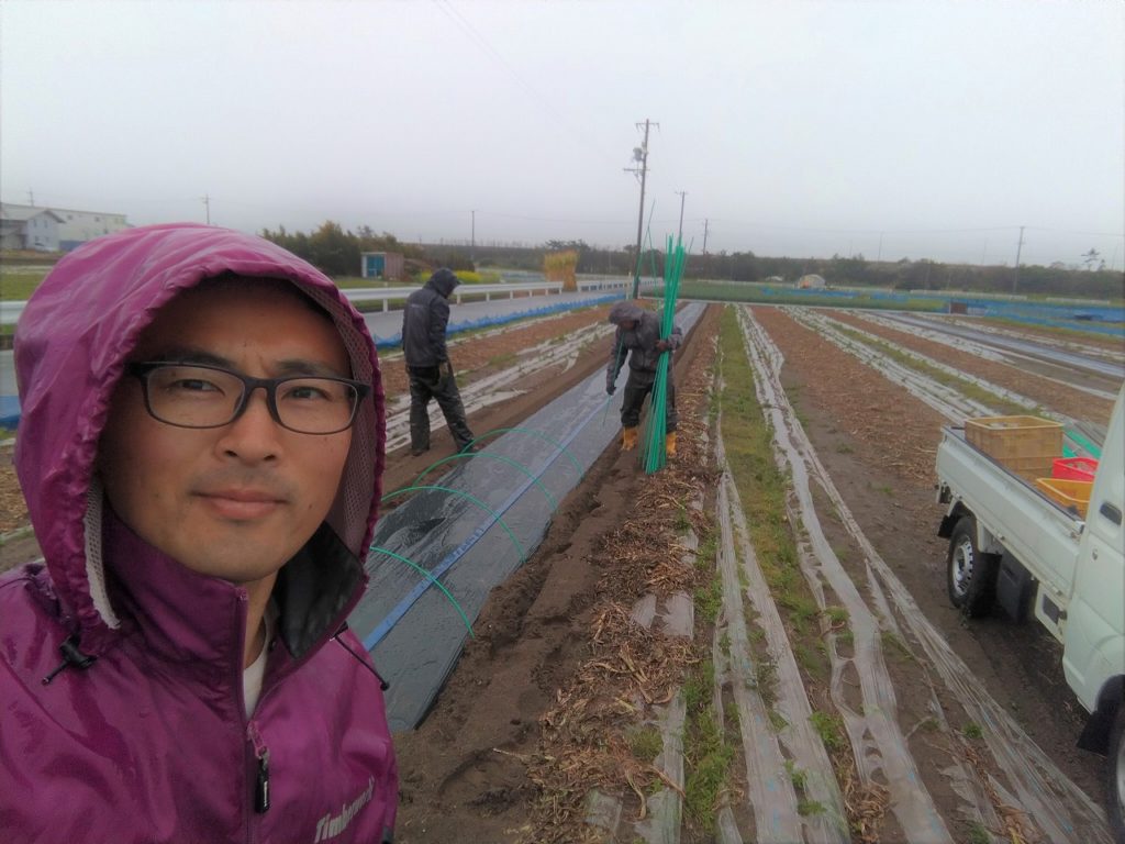 雨の日に畑仕事をする園長