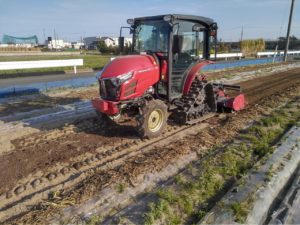 トラクターで耕す