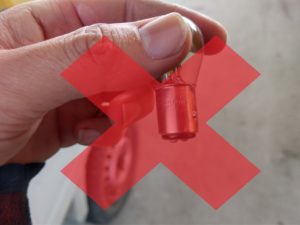 素手でランプを触っていることへの注意