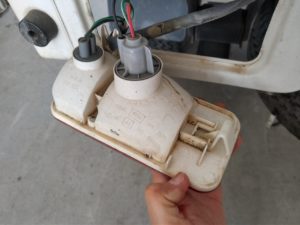 テールランプを外す