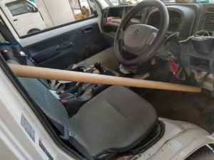 つっかえ棒でブレーキを踏む